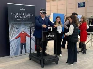 Una experiencia inmersiva con realidad virtual para visitar el puente colgante de Arouca, en el estand de Turismo do Porto e Norte de Portugal en la feria 'BTL-Better Tourism Lisbon Travel Market' en Lisboa. EFE/Blas Díaz