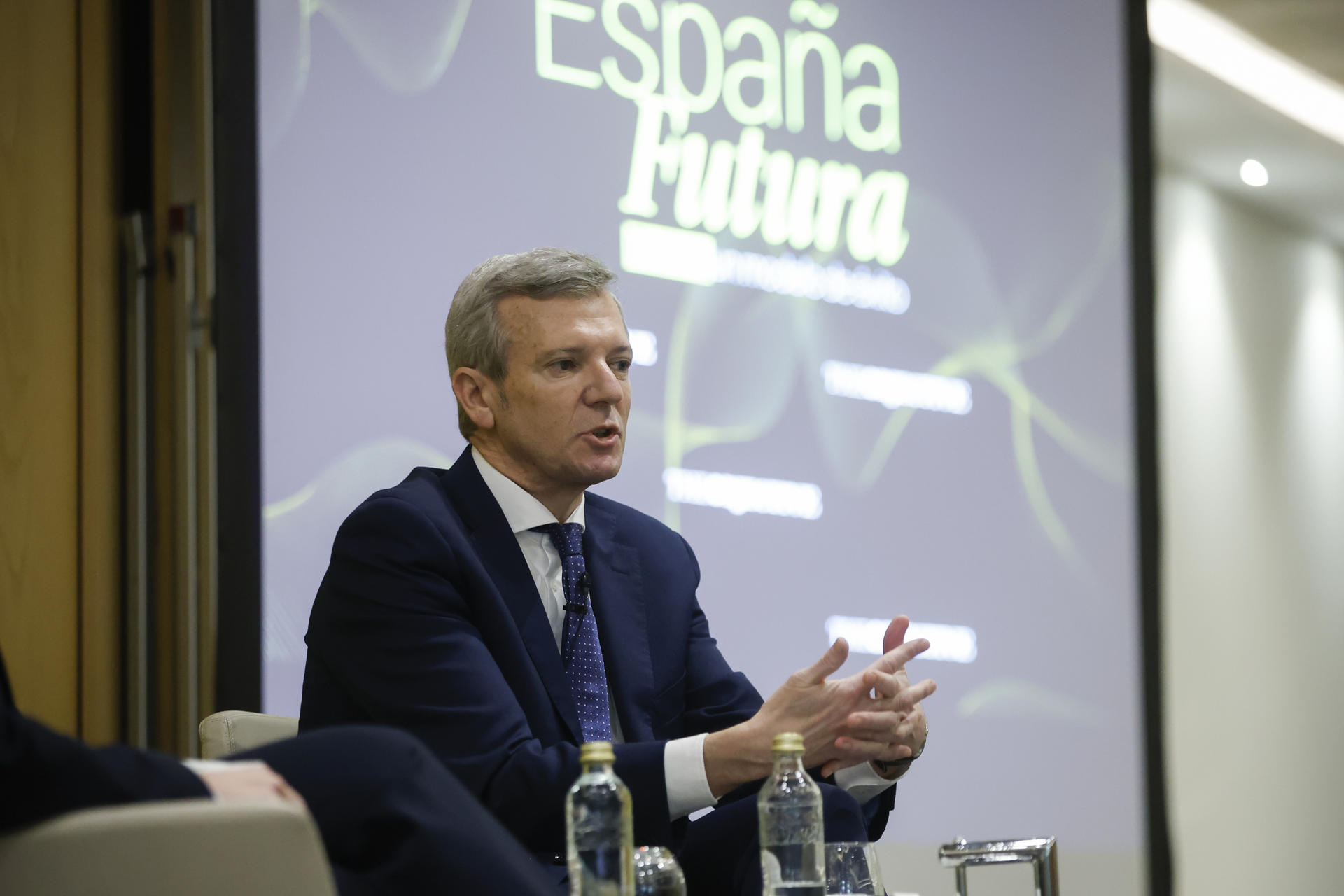 El presidente del PP de Galicia y de la Xunta, Alfonso Rueda, interviene en el acto 'España futura. Galicia, un modelo de desarrollo exitoso', organizado por The Objective, en un hotel madrileño este viernes. EFE/ David Fernández