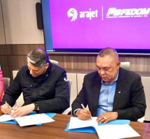 Víctor Pacheco, CEO de Arajet y Juan Núñez, presidente de FEDOM, firman el acuerdo entre la aerolínea y la Federación. EFE/Arajet SÓLO USO EDITORIAL (CRÉDITO OBLIGATORIO)