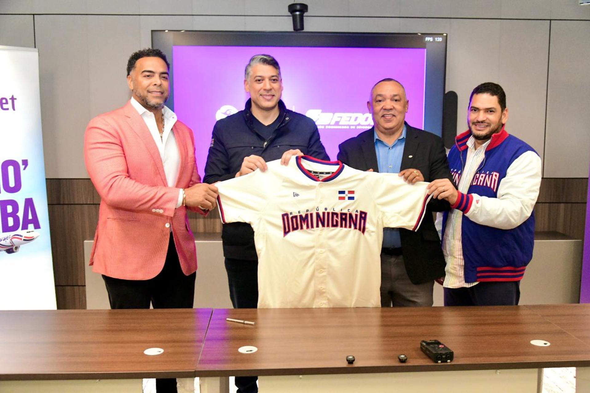 Durante el acto de firma, que estuvo encabezado por Víctor Pacheco, CEO de Arajet; Juan Núñez, presidente de FEDOM; Nelson Cruz, gerente general del equipo dominicano que participará en el Clásico Mundial de Béisbol 2026 y Miguel Medina, CEO de Grupo de Medios Panorama, entidad que representa la comercialización de FEDOM. EFE/Arajet SÓLO USO EDITORIAL (CRÉDITO OBLIGATORIO)
