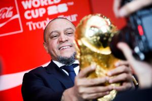 MADRID, 07/02/2026.- El exjugador del Real Madrid y FIFA Legend, el brasileño Roberto Carlos, durante el acto de presentación este sábado de la Copa del Mundo de la FIFA, "Tour del trofeo", en el estadio Bernabéu en Madrid. El icónico trofeo de la Copa Mundial realizó este sábado una parada en el Bernabéu como parte de la gira internacional por 30 países que han organizado Coca-Cola y la FIFA como antesala al torneo de este año y que, en la capital española, ha tenido como embajadores a los exfutbolistas Aitor Karanka y Roberto Carlos. EFE/David Fernández