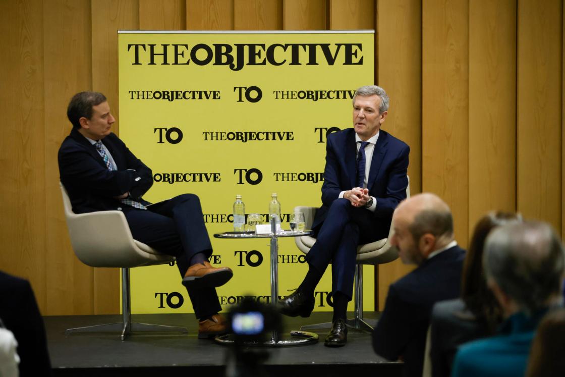El presidente del PP de Galicia y de la Xunta, Alfonso Rueda (c), conversa con Álvaro Nieto (i), director de "The Objective", mientras interviene en el acto 'España futura. Galicia, un modelo de desarrollo exitoso', organizado por The Objective, en un hotel madrileño este viernes. EFE/ David Fernández 