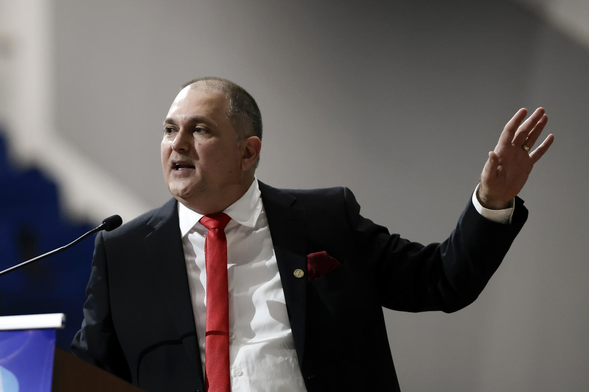 El gerente médico de la Caja Costarricense del Seguro Social (CCSS), Alexander Sánchez, habla durante el foro 'Del ebáis al futuro: Transformación de la Atención Primaria en Costa Rica' este martes, en San José (Costa Rica). EFE/ Jeffrey Arguedas