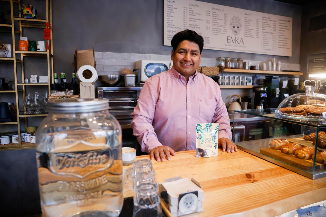 El barista ecuatoriano Jairo Sanguña, durante una entrevista con la Agencia EFE en su local de cafés, en Madrid. A más de 1.200 metros sobre el nivel del mar, en un territorio de gran biodiversidad del Chocó Andino, situado al noroeste de la capital ecuatoriana, se cultiva el Café de Quito, un grano de especialidad que busca abrirse camino en el mercado europeo por su valor gastronómico y como invitación para descubrir el paisaje y la identidad que lo hacen posible. EFE/ David Fernández