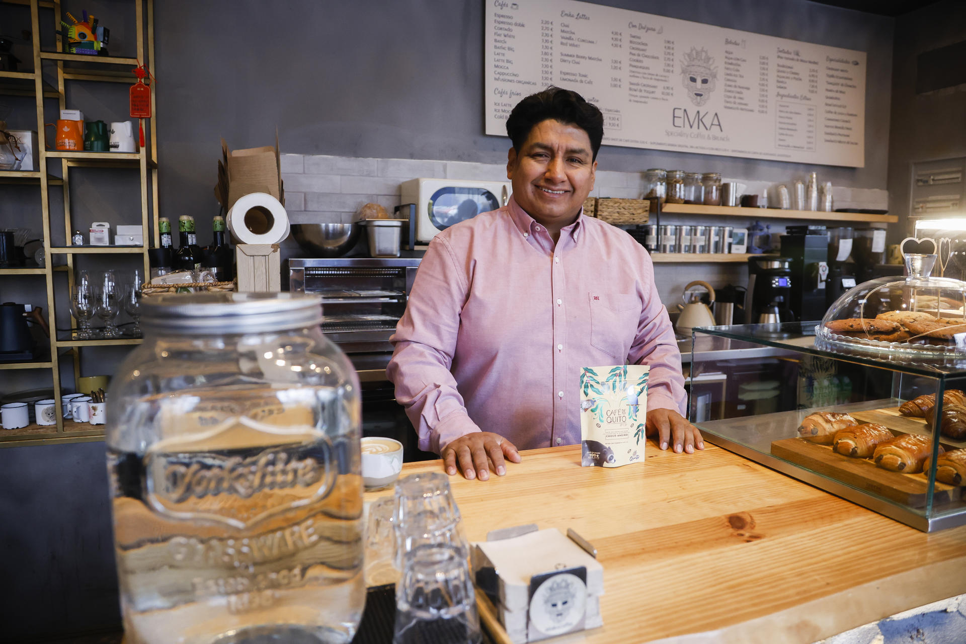 El barista ecuatoriano Jairo Sanguña, durante una entrevista con la Agencia EFE en su local de cafés, en Madrid. A más de 1.200 metros sobre el nivel del mar, en un territorio de gran biodiversidad del Chocó Andino, situado al noroeste de la capital ecuatoriana, se cultiva el Café de Quito, un grano de especialidad que busca abrirse camino en el mercado europeo por su valor gastronómico y como invitación para descubrir el paisaje y la identidad que lo hacen posible. EFE/ David Fernández