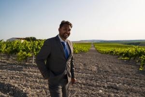 Jonás Coronilla Marín retrata la huida de una generación en 'Una estancia irreal'.