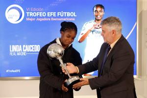 - La colombiana Linda Caicedo, futbolista del Real Madrid, recibe el premio a la Mejor Jugadora Iberoamericana de 2025 de manos del presidente de la Agencia EFE, Miguel Ángel Oliver, durante acto celebrado este lunes en la sede de la Agencia EFE. EFE/ Ballesteros