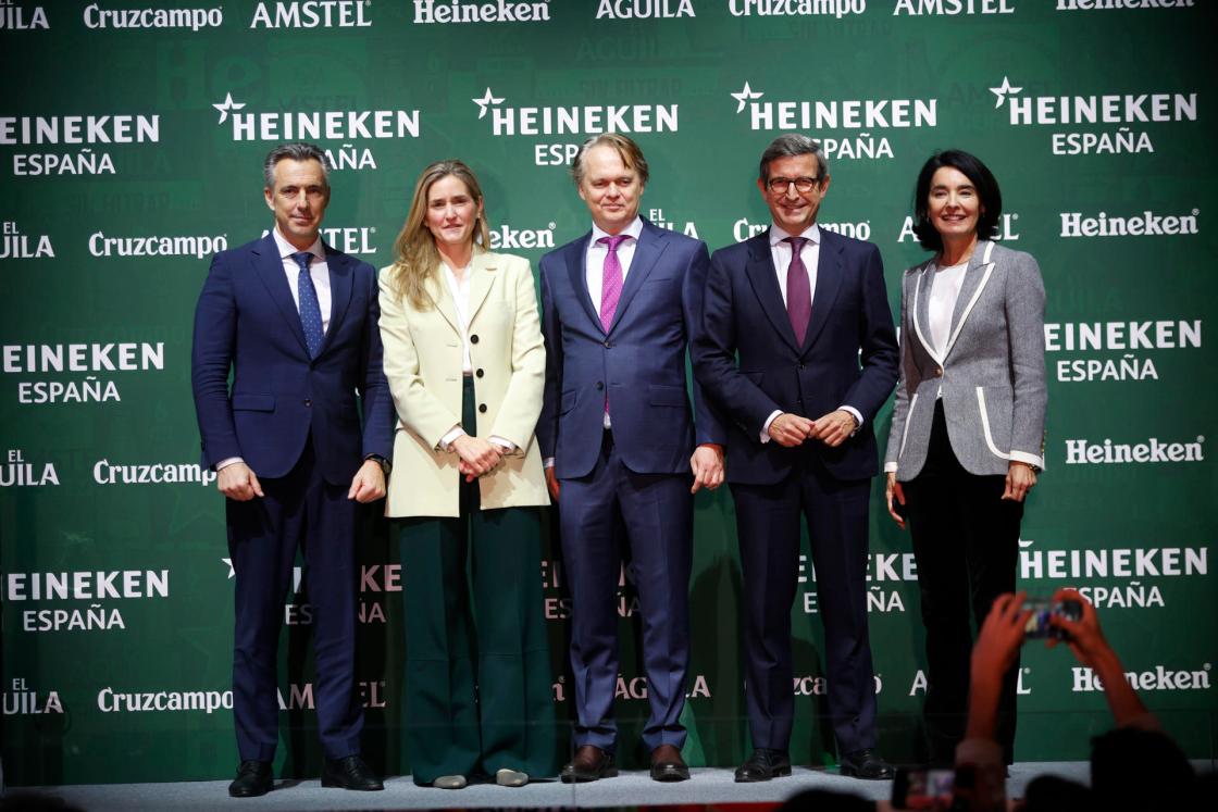 MADRID, 13/02/2026.- La vicepresidenta tercera y ministra para la Transición Ecológica y el Reto Demográfico, Sara Aagesen (2i); Etienne Strijp (c), presidente de Heineken España; Carmen Ponce (d), directora de Asuntos Corporativos y Sostenibilidad de Heineken España; el consejero de Industria, Energía, Minas y Digitalización de la Junta de Andalucía, Jorge Paradela (2d) y Carlos Novillo (i), consejero de Medio Ambiente de la Comunidad de Madrid; posan para una foto de familia, este jueves, durante el evento convocado por la filial española de la cervecera neerlandesa en el que se ha anunciado el final de la transición energética de todas sus fábricas en nuestro país. EFE/David Fernández