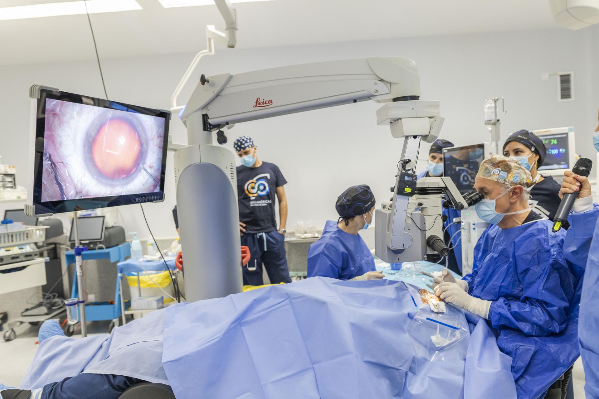 El codirector de FacoElche se somete en directo a la implantación bilateral de una lente diseñada con IA