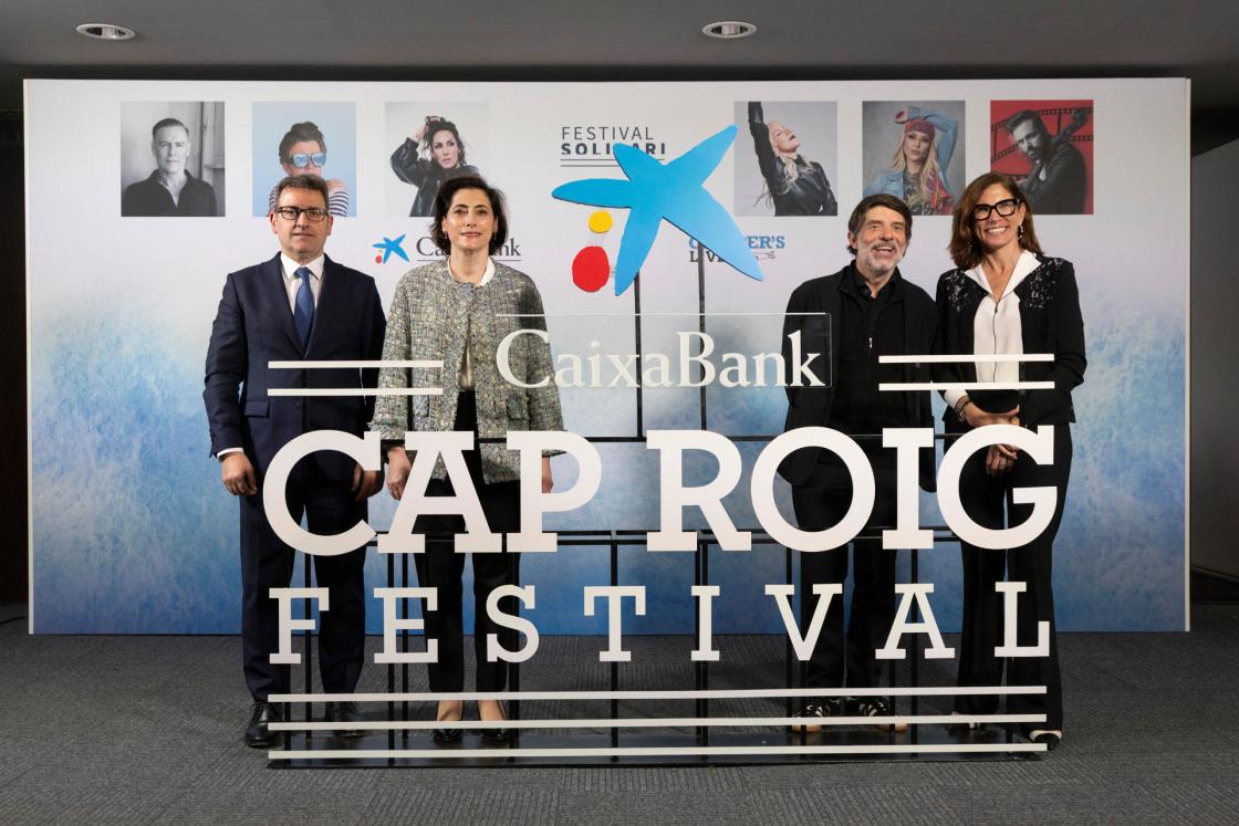 GRAFCAT9070. BARCELONA, 27/02/2026.- El director territorial de CaixaBank en Cataluña, Josep María González (i); la directora de Comunicación y Relaciones Institucionales de CaixaBank, María Luisa Martínez Gistau (2i); el presidente del Grupo Clippers y director del Cap Roig Festival, Juli Guiu (2d); y la directora territorial de CaixaBank en Barcelona, Maria Alsina (d), durante la presentación de la programación de la 26ª edición del Cap Roig Festival, en el que este año actuarán el cantante canadiense Bryan Adams, el británico Rick Astley, el artista británico-libanés Mika y los españoles Amaia, Luz Casal y Miguel Ríos, entre otros artistas nacionales e internacionales. EFE/Marta Pérez