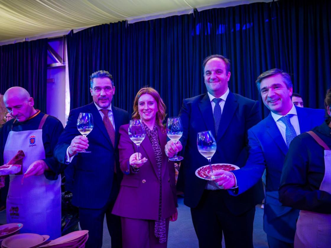 PINHEL (PORTUGAL). 14/02/2026.- Autoridades portuguesas y españolas inauguran la 31 Feria de las Tradiciones y Actividades Económicas de Pinhel. EFE/Carlos García