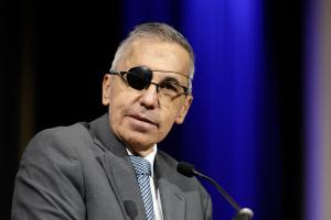 El representante de la Organización Panamericana de la Salud (OPS) en Costa Rica, Alfonso Tenorio, habla durante el foro 'Del ebáis al futuro: Transformación de la Atención Primaria en Costa Rica' este martes, en San José (Costa Rica). EFE/ Jeffrey Arguedas