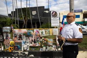 Fotografía del bombero venezolano Thony López, quién trabajó en las labores de rescate tras el colapso de la discoteca Jet Set, posando junto al monumento a las víctimas, en Santo Domingo (República Dominicana). EFE/ Orlando Barría