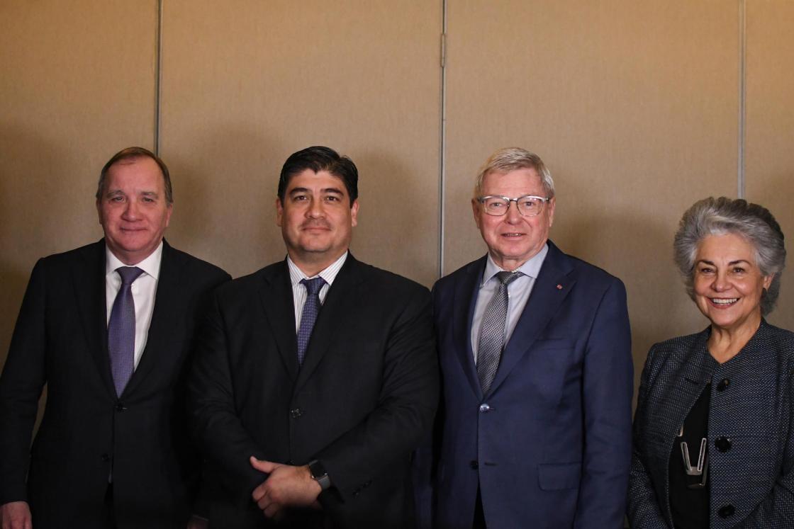 Desde la izquierda, el exprimer ministro de Suecia (2014-2021), Stefan Lofven; el expresidente de Costa Rica (2018-2022), Carlos Alvarado Quesada; el exprimer ministro de Noruega, Magne Bondevik, y la secretaria general del Club de Madrid, Maria Elena Aguero, posan al finalizar un encuentro oficial este lunes, en Ciudad de Guatemala (Guatemala). EFE/ Alex Cruz