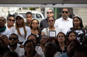 Fotografía de familiares de las víctimas del colapso de la discoteca Jet Set, asistiendo a una misa con motivo de los 10 meses de la tragedia, en Santo Domingo (República Dominicana). EFE/ Orlando Barría