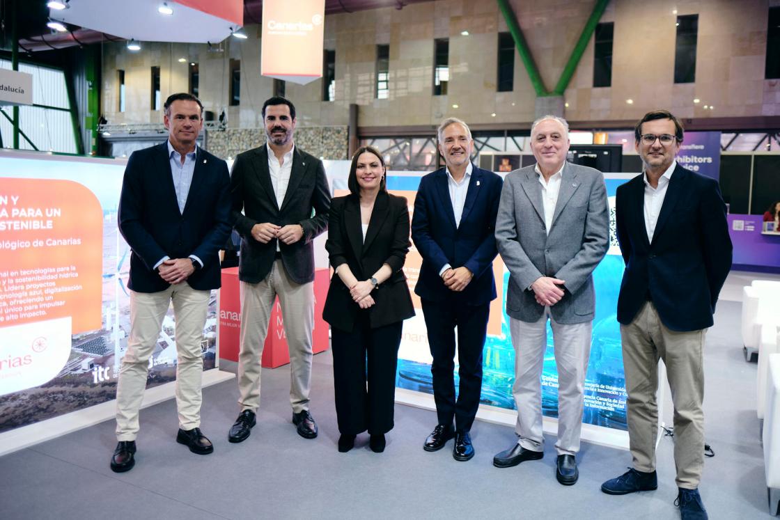 El director de proyectos estratégicos del Gobierno de Canarias, David Pérez Dionis; el viceconsejero de economía, Gustavo Gonzalo; la consejera canaria de Universidades e Investigación, Migdalia Machin, el director general de la Agencia de Investigación e Innovación de Canarias, Javier Franco, posan durante la XV edición del Foro Transfiere de Málaga, al que han acudido de manera coordinada, como ya hicieran durante la pasada edición, más de cien profesionales de la administración y del sector privado. EFE/ Gregorio Marrero