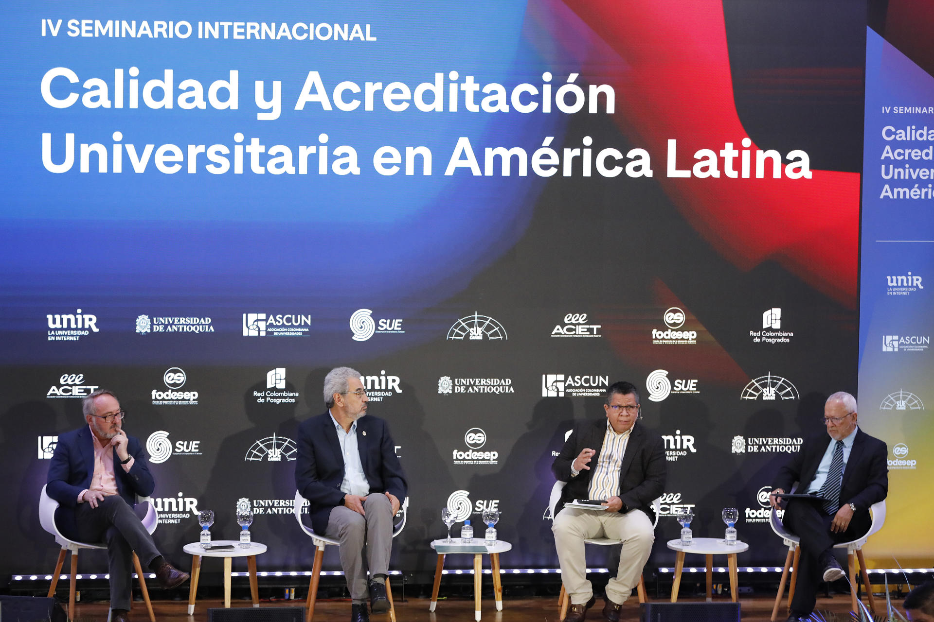 Desde la izquierda: El director académico de Relaciones Institucionales de la Universidad Internacional de La Rioja (UNIR), Manuel Herrera, el rector de la Universidad de Antioquia, Héctor Iván García, el presidente del Sistema Universitario Estatal (SUE), Jairo Miguel Torres y el presidente de la UNIR, Rafael Puyol, participan durante un seminario internacional este miércoles, en Medellín (Colombia). EFE/ Juan Diego López