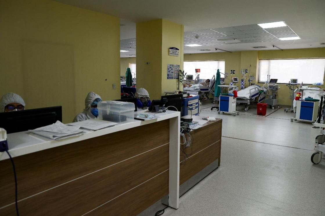 Fotografía de una sala UCI, en el Hospital de Less, donde se tratan a varios pacientes con síntomas de coronavirus, este lunes, en Quito (Ecuador). El ministro de Salud, Juan Carlos Zevallos, considera que la situación del coronavirus en Ecuador es "crítica" pero está "contenida", pese a la alta demanda hospitalaria en distintas zonas, especialmente en Quito, la ciudad que acumula la mayor cantidad de contagios confirmados en el país. EFE/José Jácome