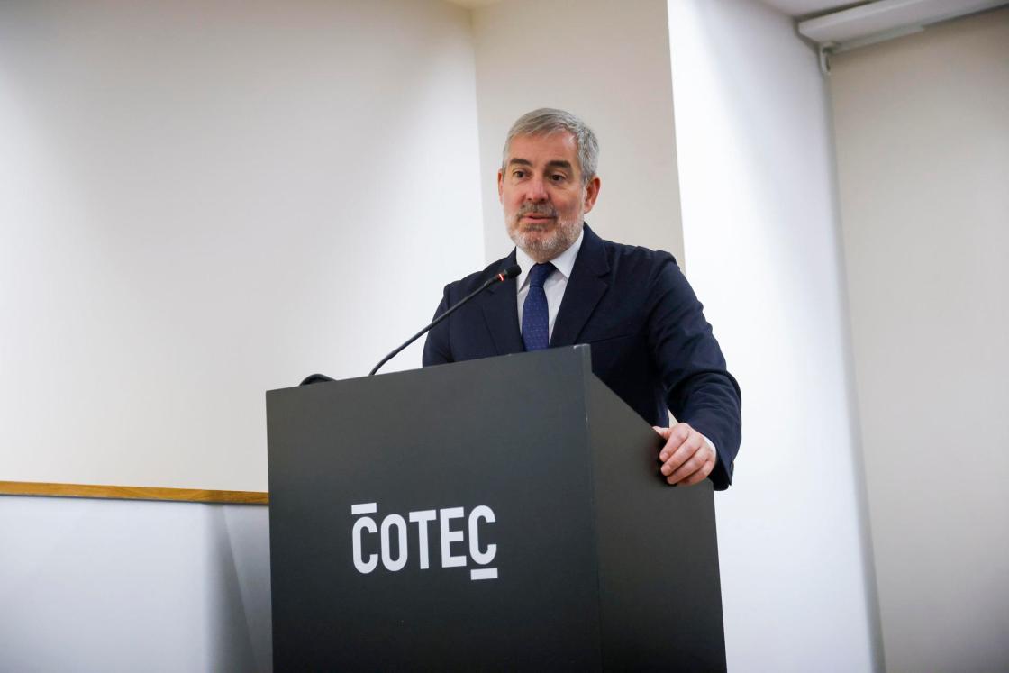 MADRID, 03/02/2026.- El presidente de Canarias, Fernando Clavijo, interviene en la segunda edición de 'DiploInnova', dedicada al océano y cambio climático en la sede de la Fundación Cotec, este martes en Madrid. EFE/David Fernández