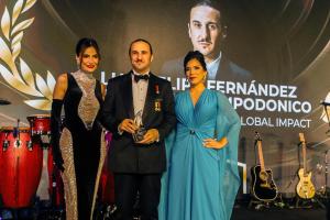 Fotografía cedida por The Embassy of Nature (TEON) que muestra al VI Marqués de Lises, Luis Felipe Fernández-Salvador y Campodónico (c), posando luego de recibir un galardón en reconocimiento a su excelencia e impacto global en la primera edición de la Hispanic Prosperity Gala 2026 este miércoles, en el Club Mar-a-Lago en Palm Beach, Florida (EE.UU.). EFE/ The Embassy Of Nature (TEON) /SOLO USO EDITORIAL NO VENTAS /SOLO DISPONIBLE PARA ILUSTRAR LA NOTICIA QUE ACOMPAÑA (CRÉDITO OBLIGATORIO)