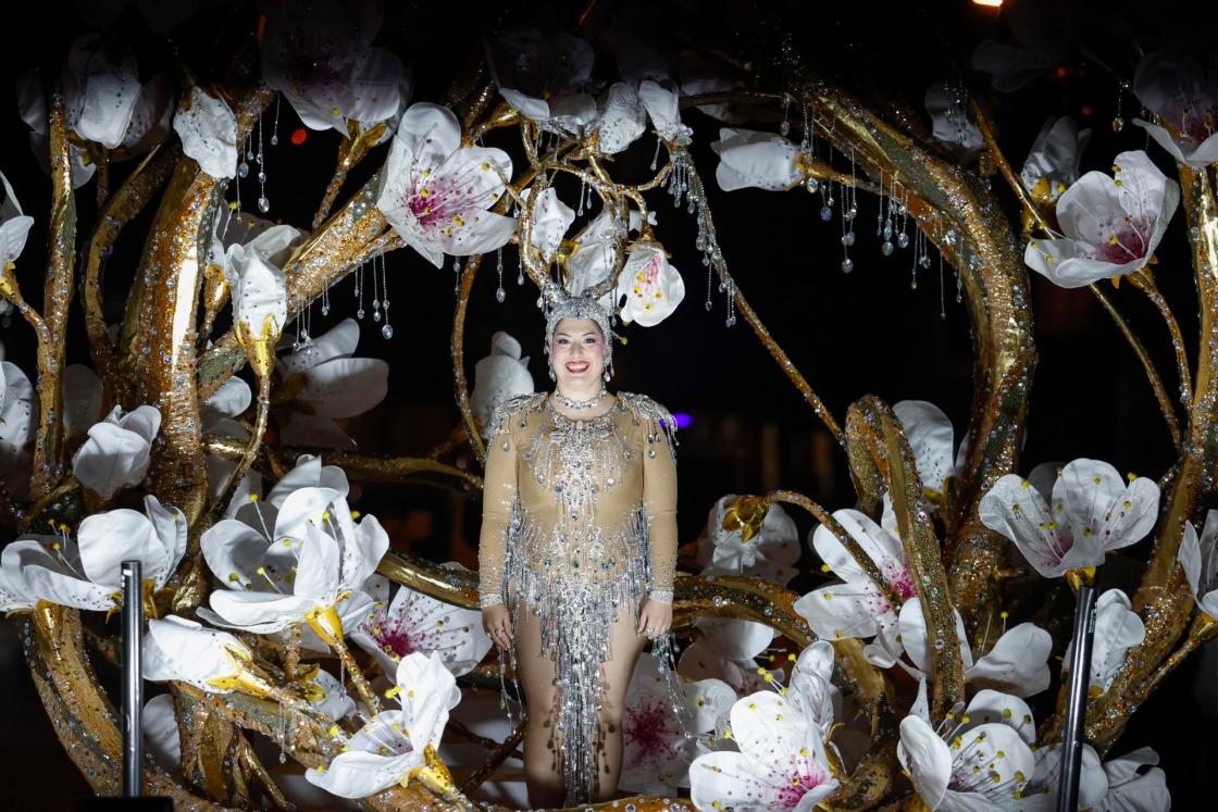 Más de 1.500 personas participan en 31 comparsas por el casco urbano de Torrevieja (Alicante) en un desfile de Carnaval lleno de música y color que aspira a ser declarado de interés turístico nacional. EFE/ Pablo Miranzo