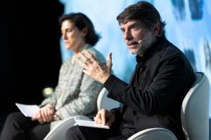 GRAFCAT9070. BARCELONA, 27/02/2026.- La directora de Comunicación y Relaciones Institucionales de CaixaBank, María Luisa Martínez Gistau (i), y el presidente del Grupo Clippers y director del Cap Roig Festival, Juli Guiu (d), durante la presentación de la programación de la 26ª edición del Cap Roig Festival, en el que este año actuarán el cantante canadiense Bryan Adams, el británico Rick Astley, el artista británico-libanés Mika y los españoles Amaia, Luz Casal y Miguel Ríos, entre otros artistas nacionales e internacionales. EFE/Marta Pérez