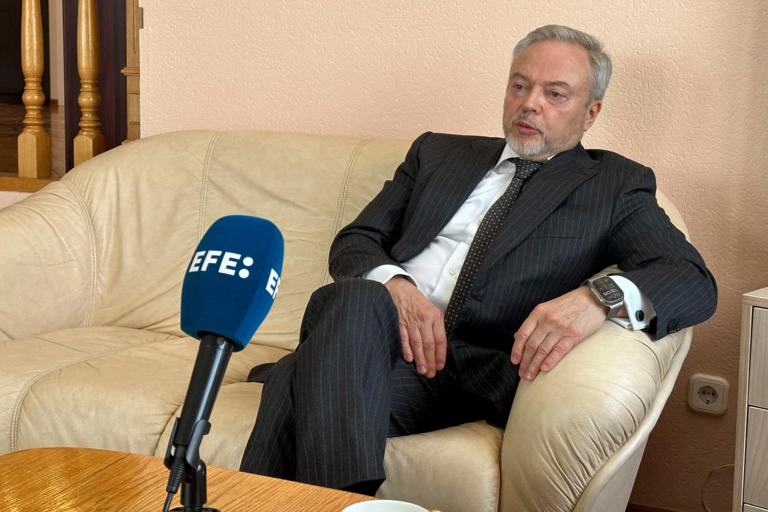 - El embajador ucraniano en Astaná, Victor Mayko, durante la entrevista con EFE en Astaná (Kazajistán).  EFE/ Kulpash Konyrova