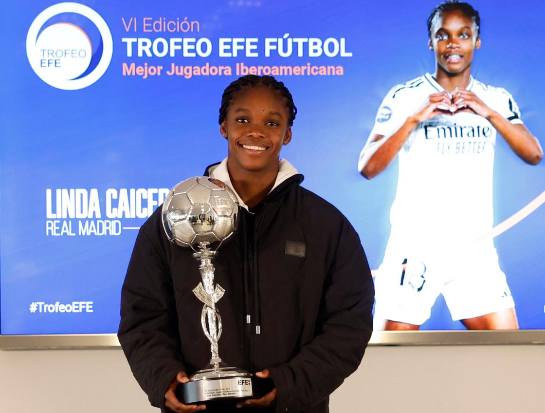 La colombiana Linda Caicedo, futbolista del Real Madrid, posa tras recibir el premio a la Mejor Jugadora Iberoamericana de 2025 este lunes en la sede de la Agencia EFE. EFE/ Ballesteros