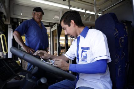 Migrantes salvadoreños ayudan a enfrentar la escasez de conductores de buses en Costa Rica