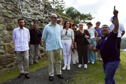 El presidente del Senado español recorre una fortaleza militar colonial en Panamá