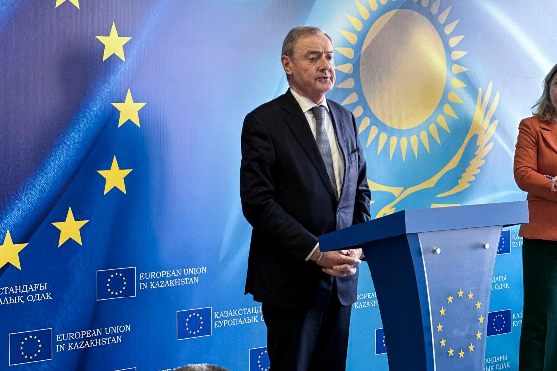 ASTANÁ, 17/03/2026.-El enviado de la UE para sanciones económicas, David O'Sullivan, durante una rueda de prensa en Astaná, Kazajistán, este martes.-EFE/ Kulpash Konyrova