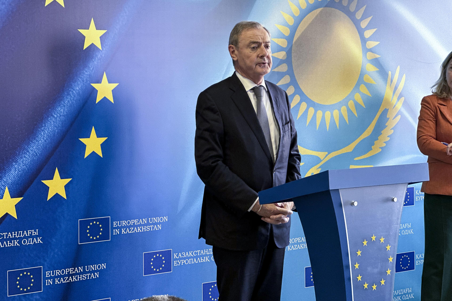 ASTANÁ, 17/03/2026.-El enviado de la UE para sanciones económicas, David O'Sullivan, durante una rueda de prensa en Astaná, Kazajistán, este martes.-EFE/ Kulpash Konyrova