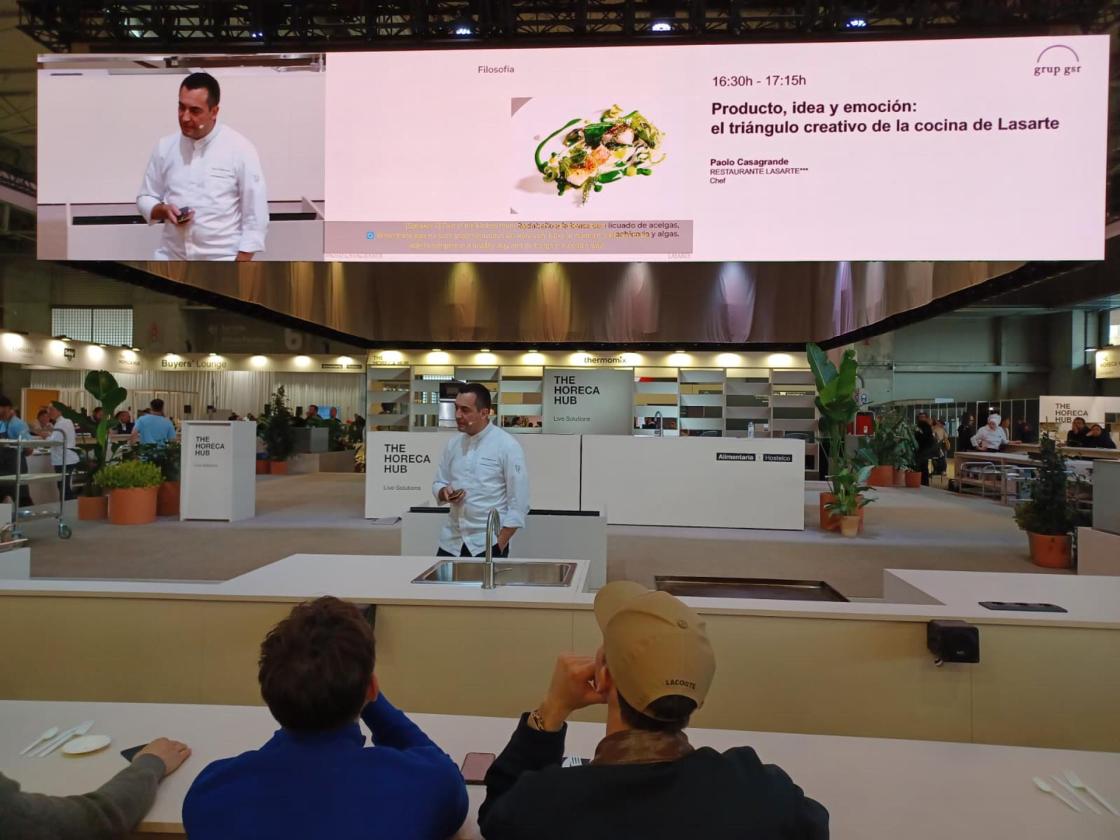 El chef del restaurante Lasarte con tres estrellas michelin, Paolo Casagrande, en su ponencia "Porducto, idea y emoción: el triángulo creativo de la cocina de Lasarte" este martes en la feria Alimentaria 2026 Efeagro/Belén Delgado