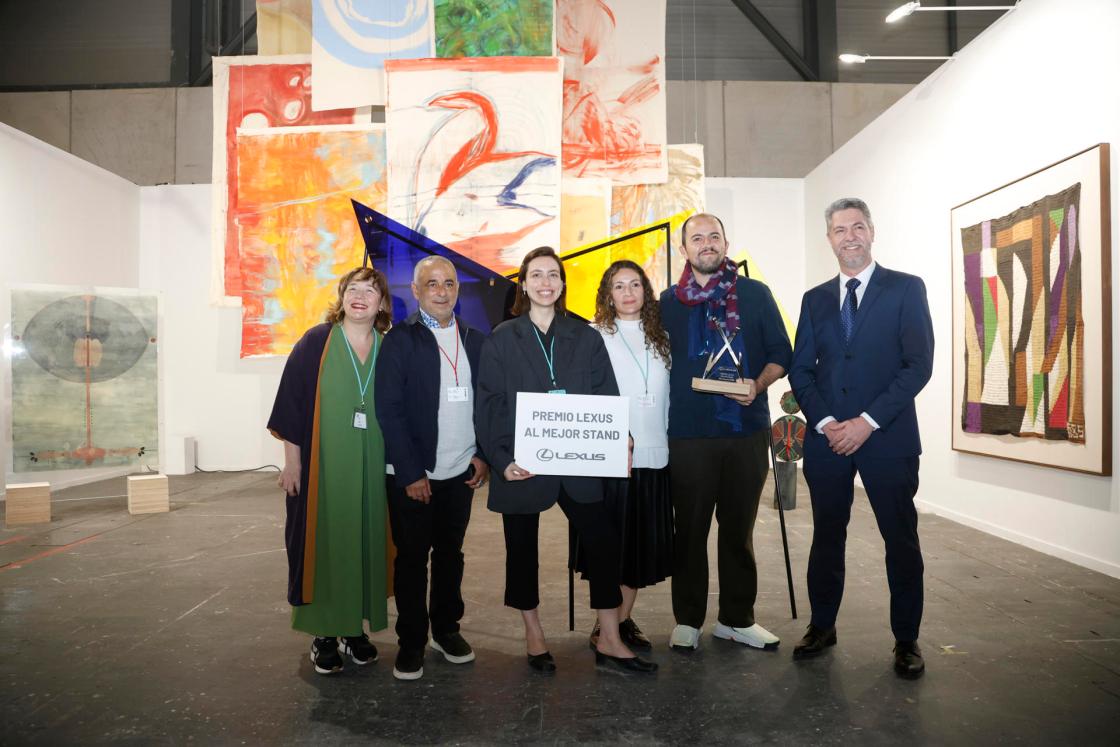 MADRID, 05/03/2026.- La directora de ARCO, Maribel López (izda), posa junto a Sergio Bispo (dcha), director general de Marketing de Lexus España y los integrantes de la Galería "Proyectos Ulyrtavioleta" de Guatemala, premiada este jueves con el premio LEXUS al mejor Stand de ARCO 2026, durante la feria de arte que se celebra en las instalaciones de Ifema, en Madrid. EFE/David Fernández