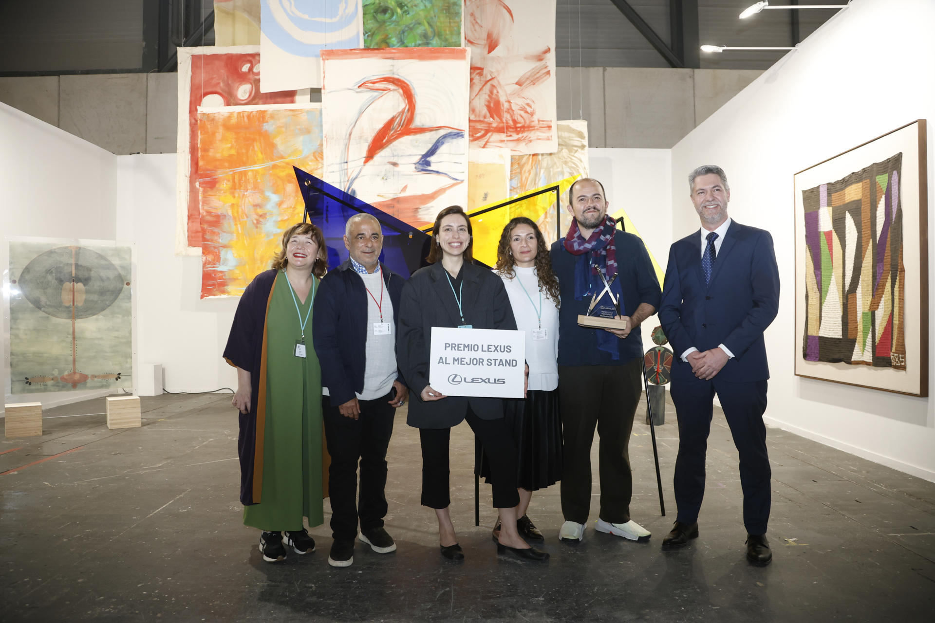 MADRID, 05/03/2026.- La directora de ARCO, Maribel López (izda), posa junto a Sergio Bispo (dcha), director general de Marketing de Lexus España y los integrantes de la Galería "Proyectos Ulyrtavioleta" de Guatemala, premiada este jueves con el premio LEXUS al mejor Stand de ARCO 2026, durante la feria de arte que se celebra en las instalaciones de Ifema, en Madrid. EFE/David Fernández