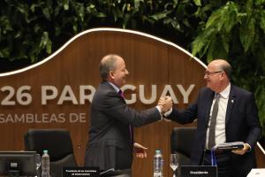 El ministro de Economía y Finanzas de Paraguay, Carlos Fernandez (i), saluda al presidente del Banco Interamericano de Desarrollo, Ilan Goldfajn, durante la sesión plenaria de clausura de las reuniones anuales del BID este sábado, en Luque (Paraguay). EFE/ Juan Pablo Pino