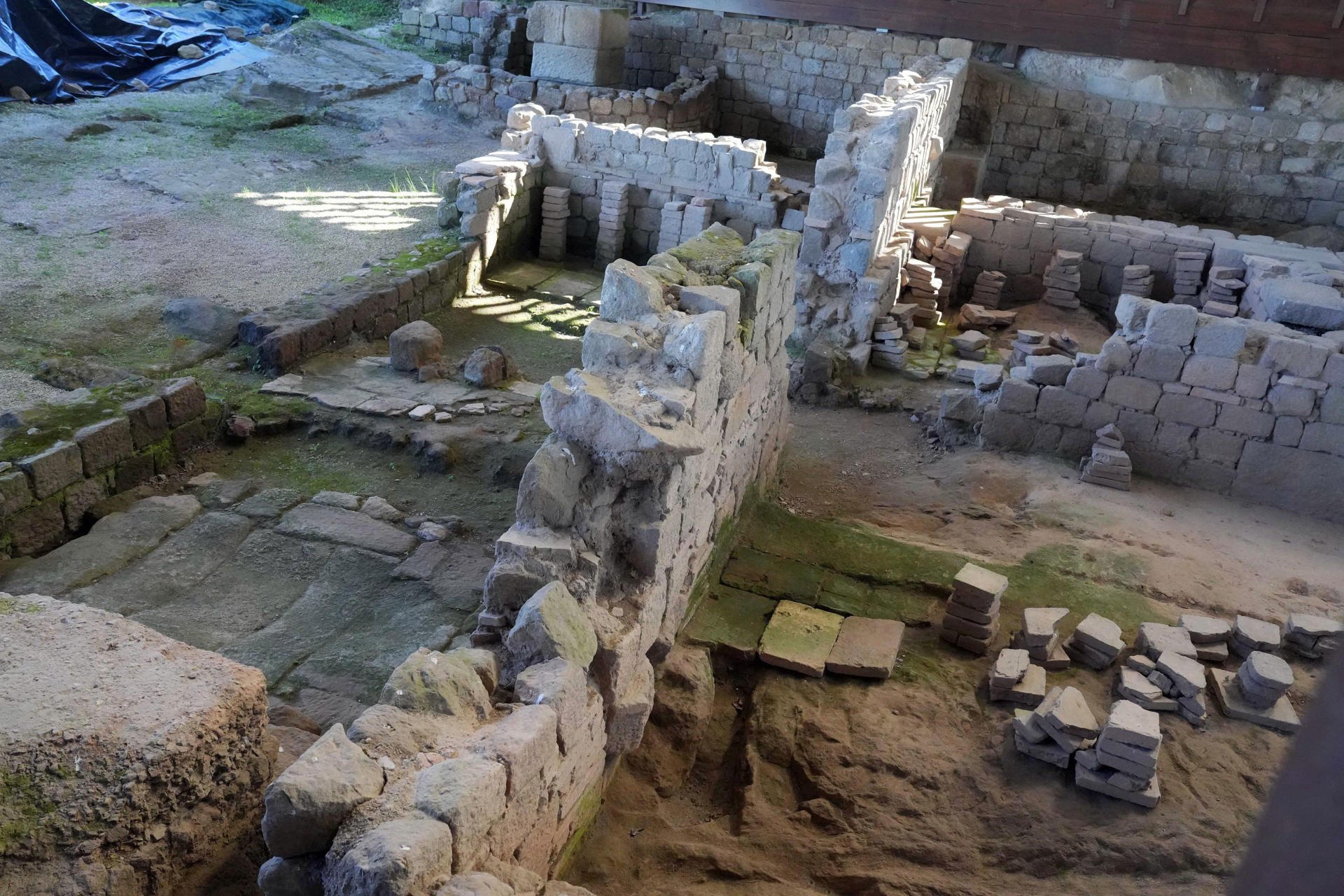 Tras siglos bajo tierra y oculto a las miradas de vecinos y turistas, Braga (Portugal) acaba de desenterrar su antiguo teatro romano, que aún mantiene algunos de sus muros y colores originales. EFE/IMAGEN CEDIDA/Cámara Municipal de Braga/CRÉDITO OBLIGATORIO