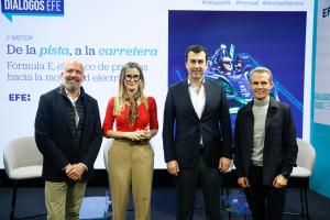 MADRID, 12/03/2026.- (De izq a der) El director del Circuito Jarama RACE de Madrid, Ignacio Fernández; la concejala del Área de Deportes del Ayuntamiento de Madrid, Sonia Cea; el cofundador y director general de Formula E, Alberto Longo, y el director de CUPRA Racing Xavi Serra, posan durante su participación en el foro Diálogos EFE 'Movilidad sostenible y Fórmula E' en la sede de la agencia de noticias en Madrid. EFE/ David Fernández