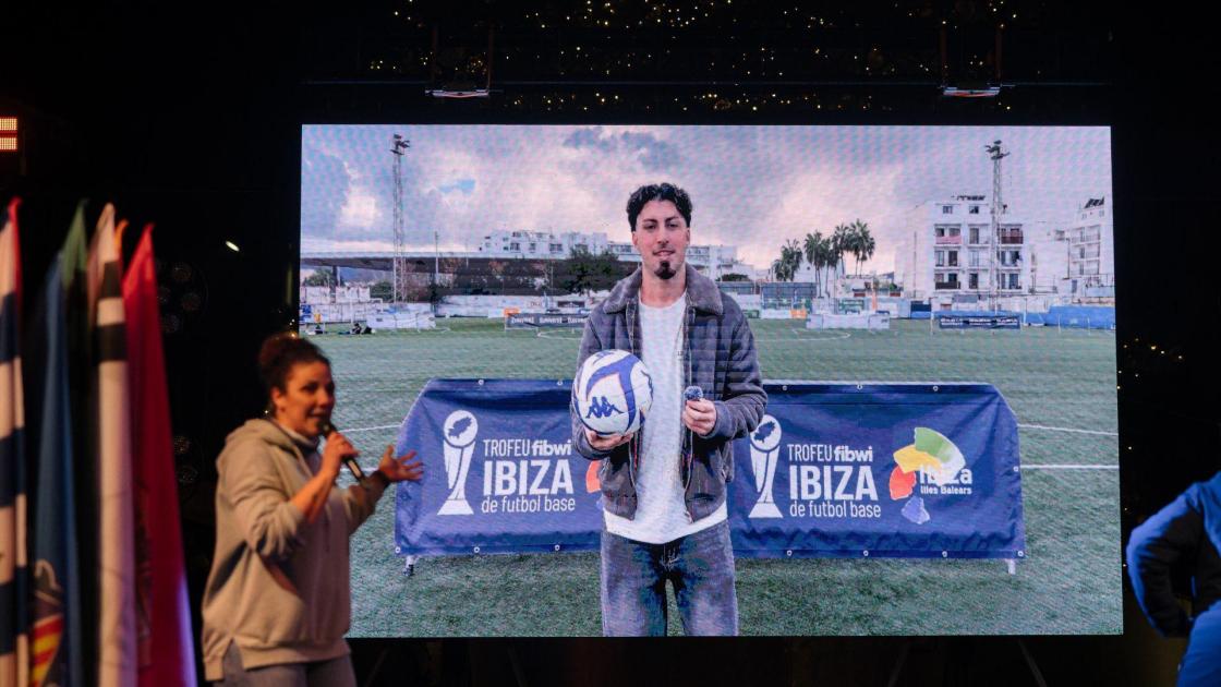 Pie de foto: Marc Chabe durante la presentación del torneoAutor: Trofeu Fibwi Ibiza de Futbol Base