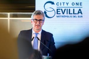 SEVILLA, 19/03/2026.- El presidente de Sevilla City One, Rafael Miranda, durante su intervención en el marco de la presentación a los medios del informe Area Metropolitana de Sevilla: Crecimiento Molecular hacia el Horizonte 2035, este jueves en Sevilla. EFE/ Raúl Caro