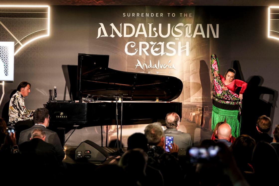 El pianista español, David Dorantes y la bailaora Marina Valiente, durante su actuación este miércoles en un evento de promoción de Andalucia en Berlín. EFE/FILIP SINGER.