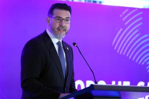 El director ejecutivo de la Secretaría de Integración Económica de Centroamérica (SIECA), Mario Salazar, habla durante el 'Foro UE–CA 2026: comercio, conectividad e inversión sostenible' en Ciudad de Panamá (Panamá). EFE/ Carlos Lemos