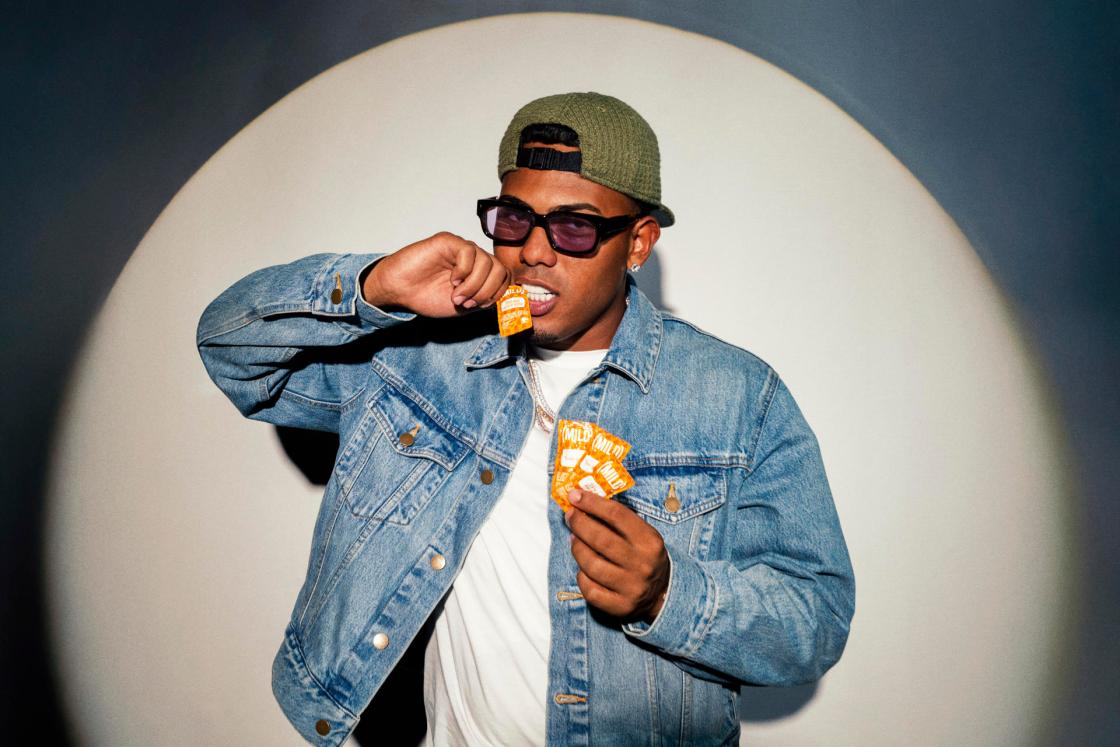 Myke Towers y Taco Bell anunciaron la segunda fase de su colaboración, que incluye dos componentes principales: la intervención de los icónicos sobres de salsa con mensajes inspiracionales y el lanzamiento de una colección ultra limitada de gafas de sol. EFE/ Taco Bell /SOLO USO EDITORIAL NO VENTAS /SOLO DISPONIBLE PARA ILUSTRAR LA NOTICIA QUE ACOMPAÑA (CRÉDITO OBLIGATORIO)