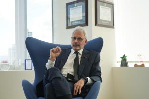 El presidente ejecutivo de Bladex, Jorge Salas, habla durante una entrevista con EFE este miércoles, en Ciudad de Panamá (Panamá). EFE/ Aris Mariota