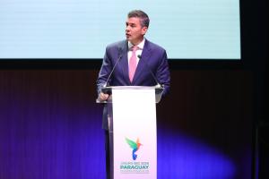El presidente de Paraguay, Santiago Peña, habla durante la primera sesión plenaria de las reuniones anuales del Grupo Banco Interamericano de Desarrollo (BID) este viernes, en Luque (Paraguay). EFE/ Juan Pablo Pino