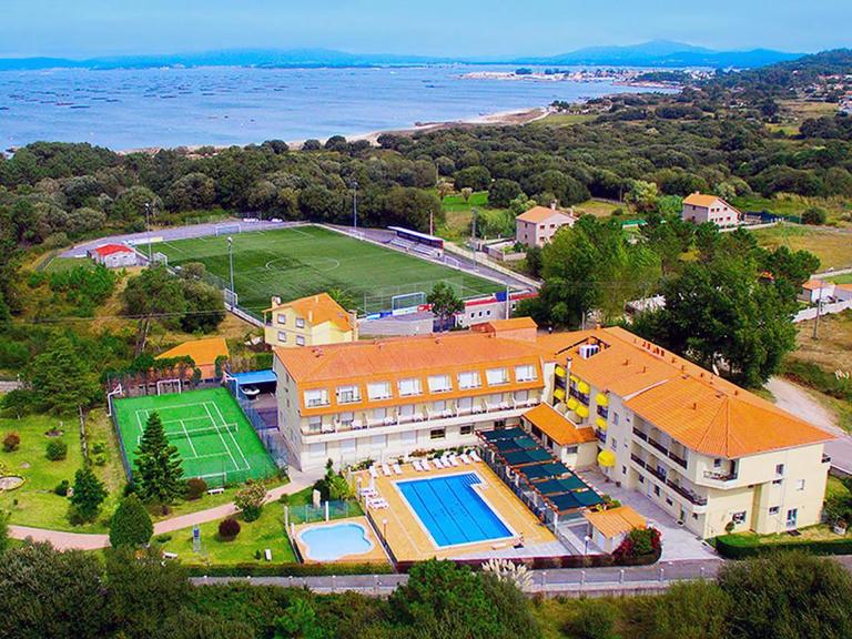 Pie de foto: Panorámica del Hotel Mar del Norte 3000, en O GroveAutor: Apartamentos 3000