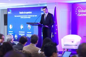 El director ejecutivo de la Secretaría de Integración Económica de Centroamérica (SIECA), Mario Salazar, habla durante el 'Foro UE–CA 2026: comercio, conectividad e inversión sostenible' en Ciudad de Panamá (Panamá). EFE/ Carlos Lemos