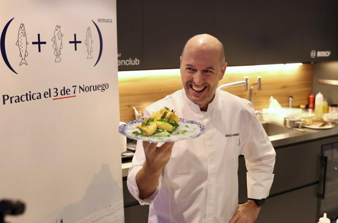 El chef Íñigo Urrechu cocina un plato con Skrei de NoruegaAutor: Mar de Noruega