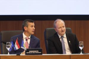 El presidente de Paraguay, Santiago Peña (i), asiste junto al ministro de Economía y Finanzas de Paraguay, Carlos Fernández, a la primera sesión plenaria de las reuniones anuales del Grupo Banco Interamericano de Desarrollo (BID) este viernes, en Luque (Paraguay). EFE/ Juan Pablo Pino