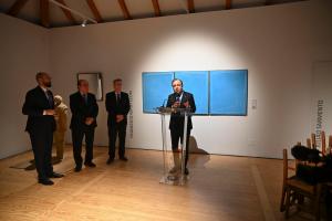 MADRID, 03/03/2026.- El director ejecutivo de Abanca, Francisco Botas, durante la inauguración este martes en la Galería Casa América de Madrid de la exposición ‘Espacio y Tiempo. La escultura en la Colección Abanca’, que recorre la historia de esta disciplina desde finales del siglo XIX hasta la actualidad a través de 50 obras de su colección propia. EFE/ Fernando Villar